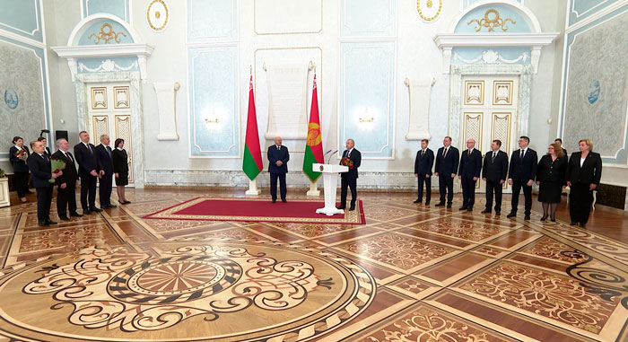 Президент Беларуси наградил орденами Отечества Валентина Сукало и Петра Миклашевича