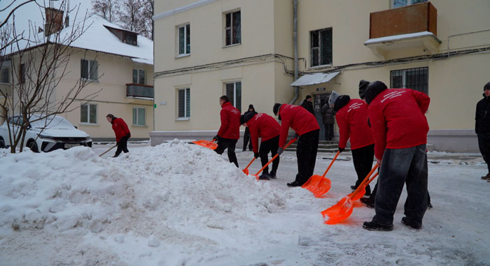 «Снежный десант»: молодёжь БРСМ помогает коммунальным службам Беларуси