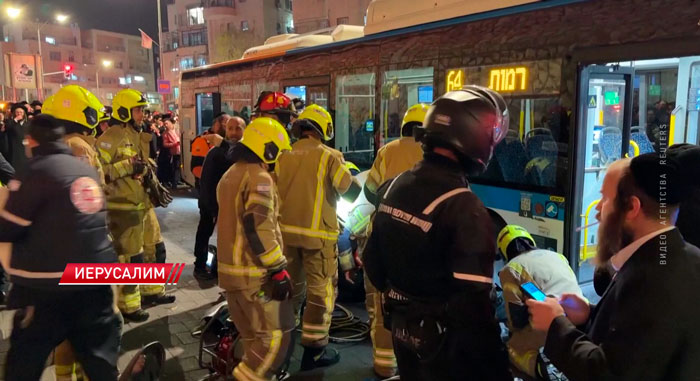 В Иерусалиме автобус влетел в толпу протестующих – есть жертва