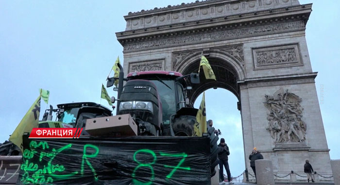 Французские фермеры перекрыли тракторами центр Парижа