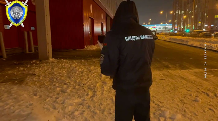 В Минске на 17-летнюю девушку с крыши торгового центра упала ледяная глыба