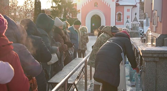 Крещение Господне! Православные Беларуси выстраиваются в очереди за святой водой Крещение Господне! Православные Беларуси выстраиваются в очереди за святой водой