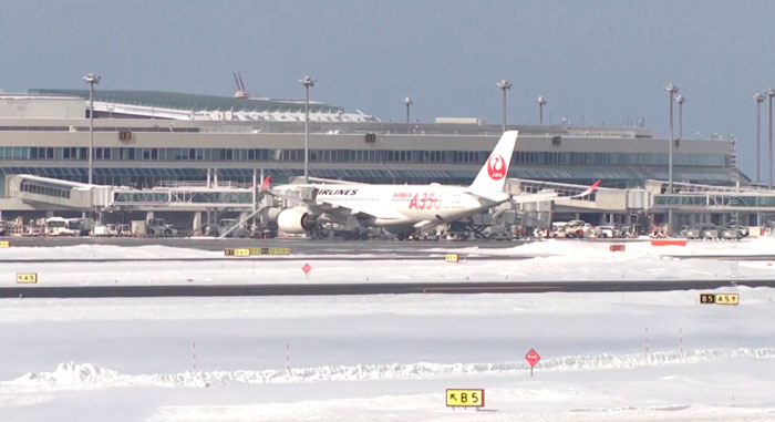 Сильные снегопады остановили движение транспорта на севере Японии