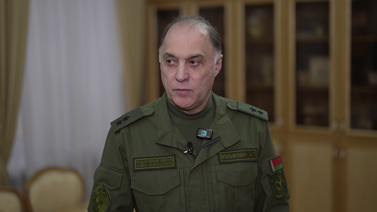 Вольфович доложил Лукашенко об особенностях и промежуточных итогах проверки боеготовности ВС Вольфович доложил Лукашенко об особенностях и промежуточных итогах проверки боеготовности ВС