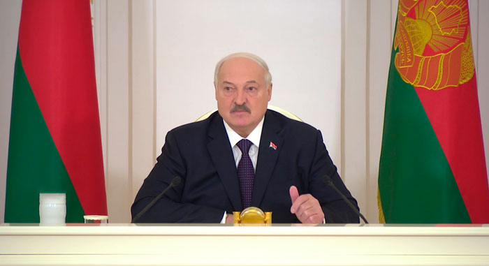 Лукашенко: Витебскую область на плечах тащить не будем!