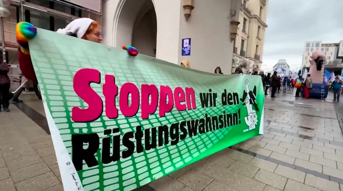 В Мюнхене уже третий день не утихают массовые протесты против конференции по безопасности В Мюнхене уже третий день не утихают массовые протесты против конференции по безопасности