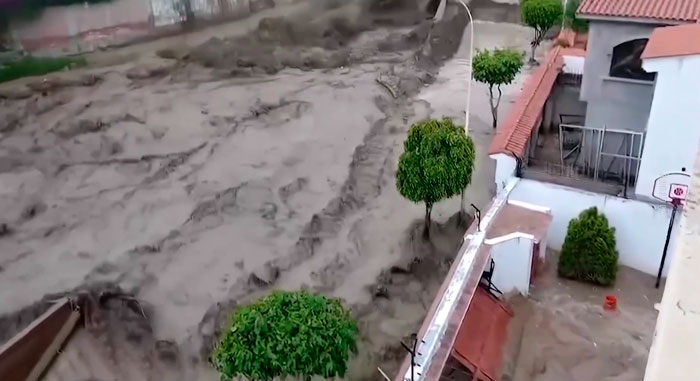 В Перу сильные дожди спровоцировали серию селевых потоков и внезапных наводнений В Перу сильные дожди спровоцировали серию селевых потоков и внезапных наводнений