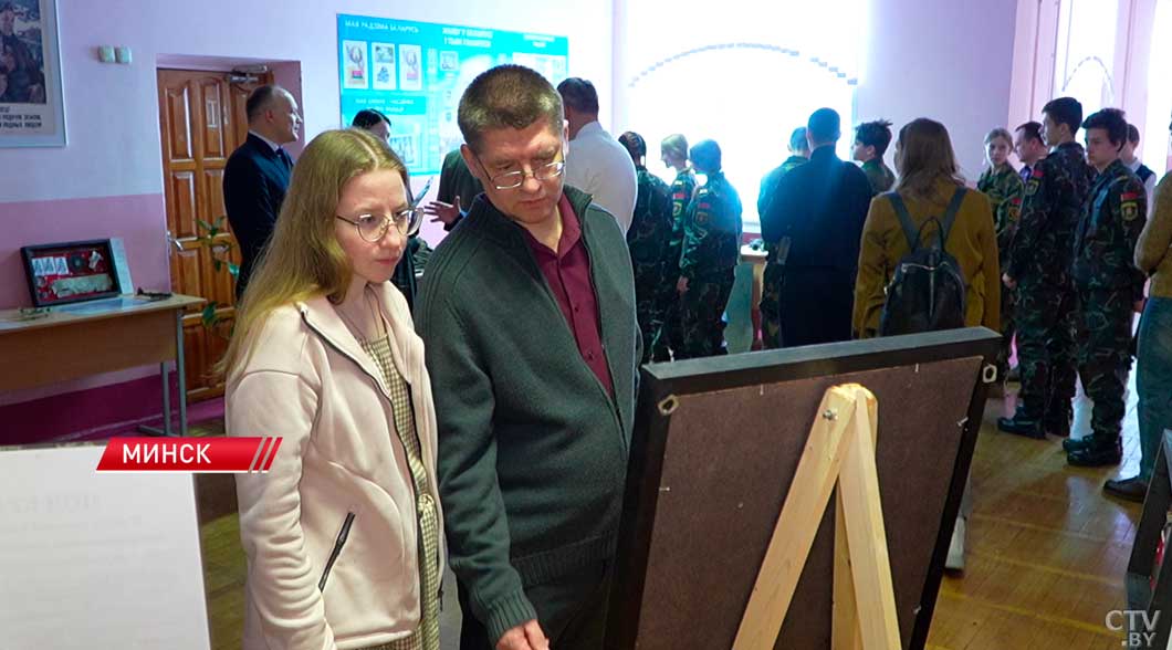 «Не вернувшимся из полета» – уникальную выставку о летчиках-героях ВОВ открыли в школе им. Гастелло-6