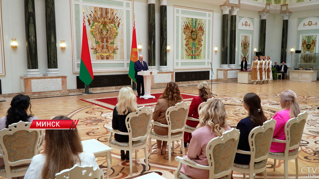 «Мы, мужики, готовы для вас сделать все!» Президент поздравил белорусок с наступающим 8 Марта-4