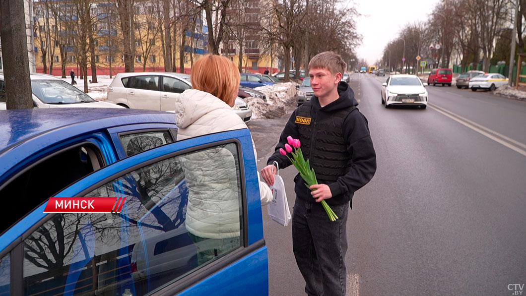 Столичная ГАИ и БРСМ устроили поздравительные рейды в преддверии 8 Марта-2