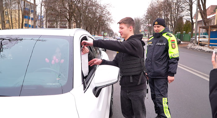 Столичная ГАИ и БРСМ устроили поздравительные рейды в преддверии 8 Марта