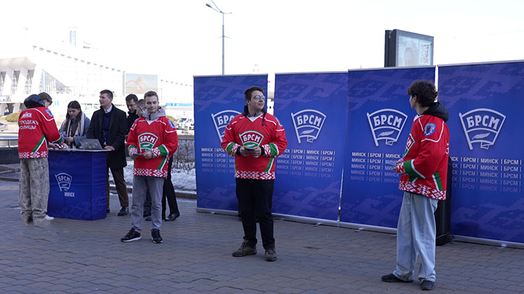 Активисты БРСМ поздравляют белорусок с 8 Марта