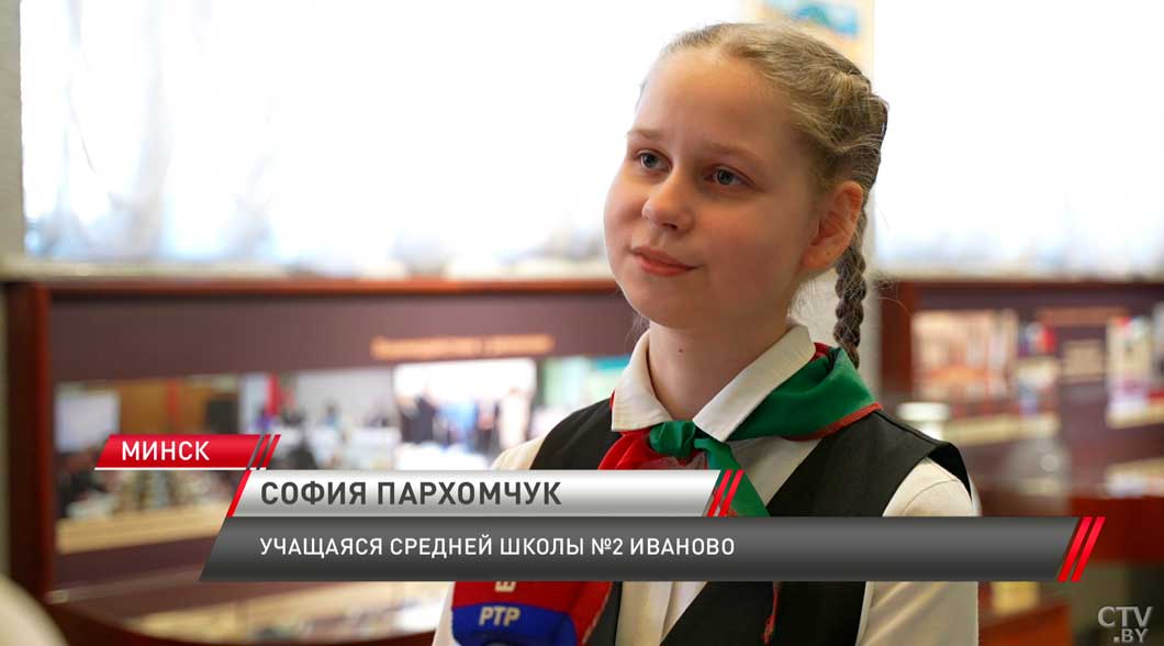 На площадке ЦИК прошла церемония вручения первых паспортов юным белорусам-10