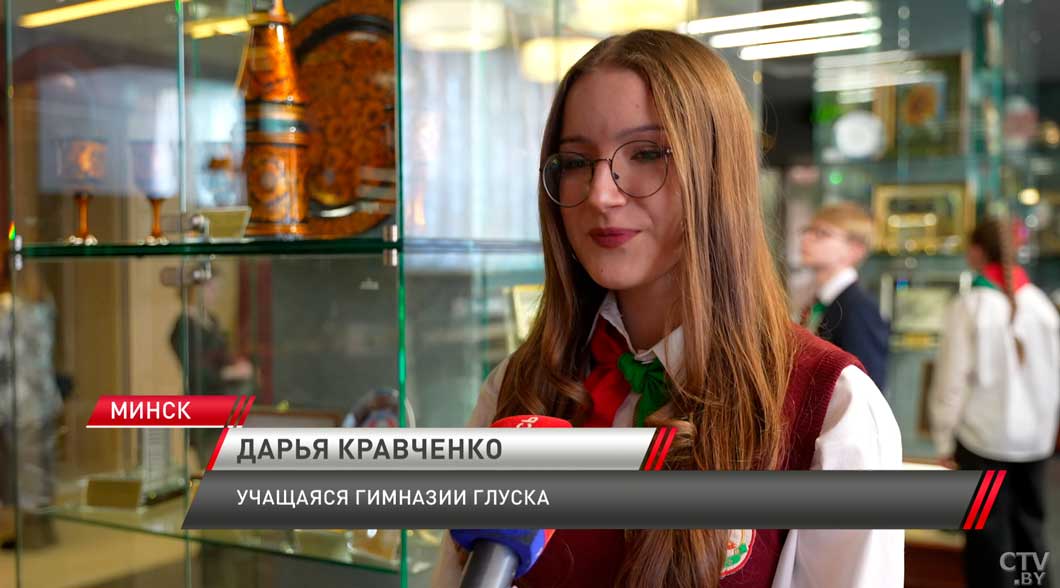 На площадке ЦИК прошла церемония вручения первых паспортов юным белорусам-12