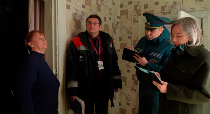 Сотрудники МЧС и социальные работники усилили помощь наиболее уязвимым гражданам