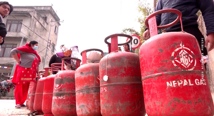 Жители Непала с баллонами выстраиваются в очереди за газом