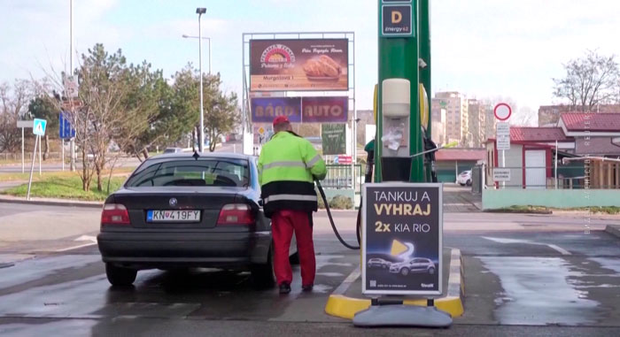 Словацкие заправки столкнулись с нашествием польских водителей