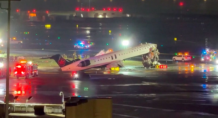 В аэропорту Нью-Йорка самолет при посадке врезался в авто технической службы В аэропорту Нью-Йорка самолет при посадке врезался в авто технической службы