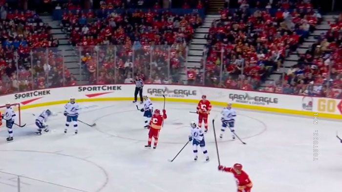 Голевая передача Шаранговича помогла «Калгари» обыграть «Тампу» в матче НХЛ