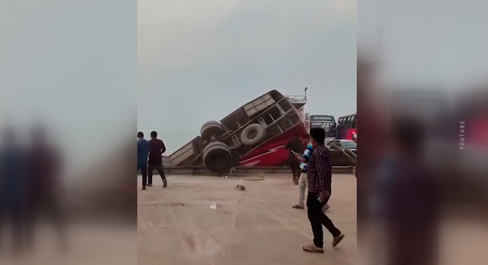 Не менее 24 человек погибли после падения автобуса в реку в Бангладеш 