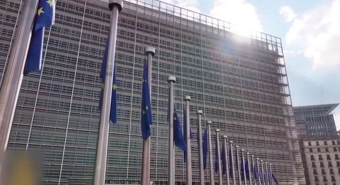 Еврокомиссия предложила жителям стран ЕС меньше ездить и летать для экономии топлива