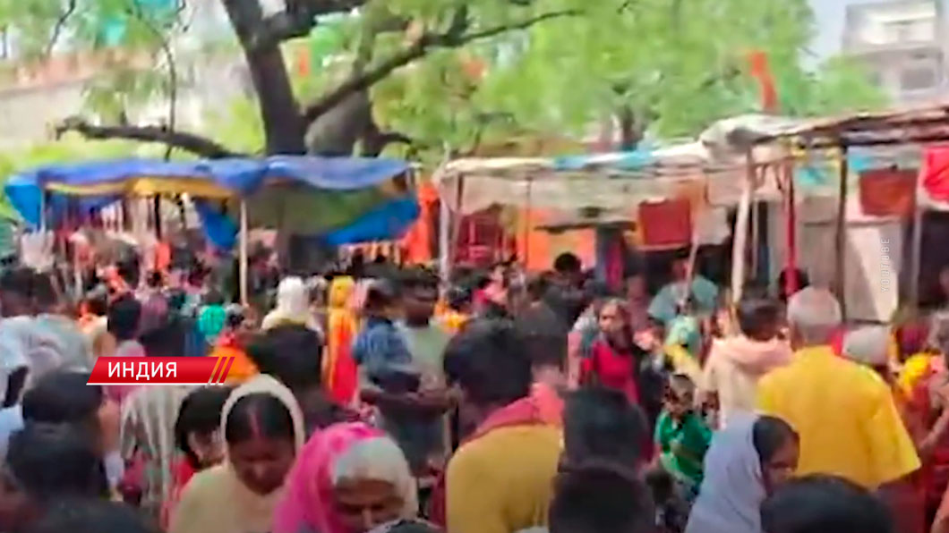 В Индии при давке в храме погибли около 10 человек-2
