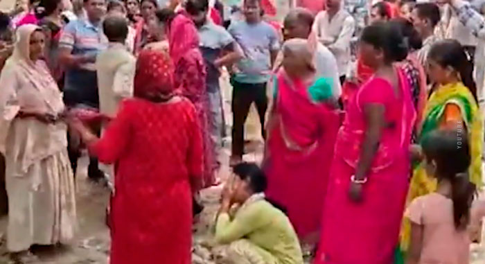 В Индии при давке в храме погибли около 10 человек