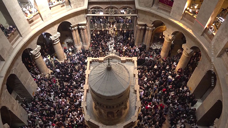 В Иерусалиме в храме Гроба Господня сошел Благодатный огонь
