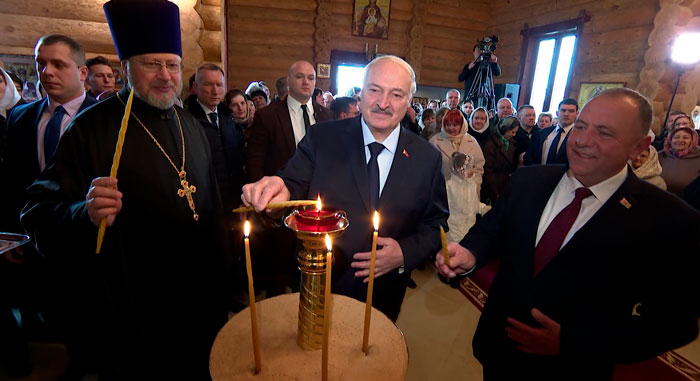 Президент зажег пасхальную свечу в храме Святителя Николая Чудотворца в Шкловском районе