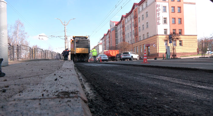Работы по восстановлению дорожного покрытия после зимы продолжаются в Беларуси