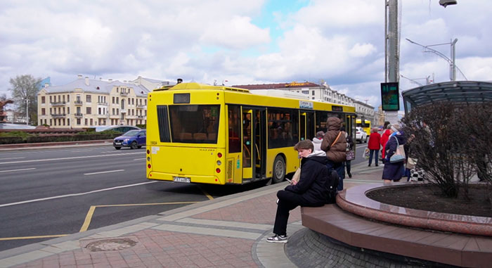 Во всем наземном транспорте Минска появится оплата картой – узнали когда