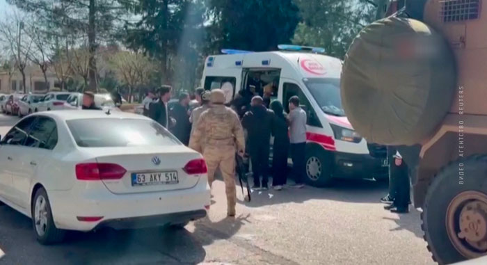 16 человек пострадали при вооруженном нападении на лицей в Турции