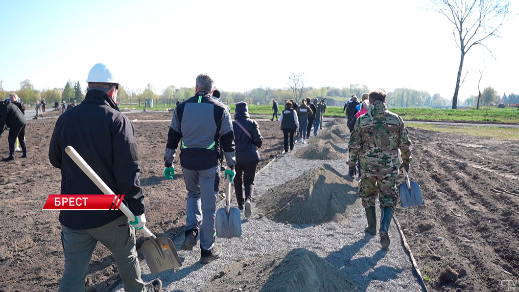 В Бресте навели порядок на территории строящегося патриотического центра-2