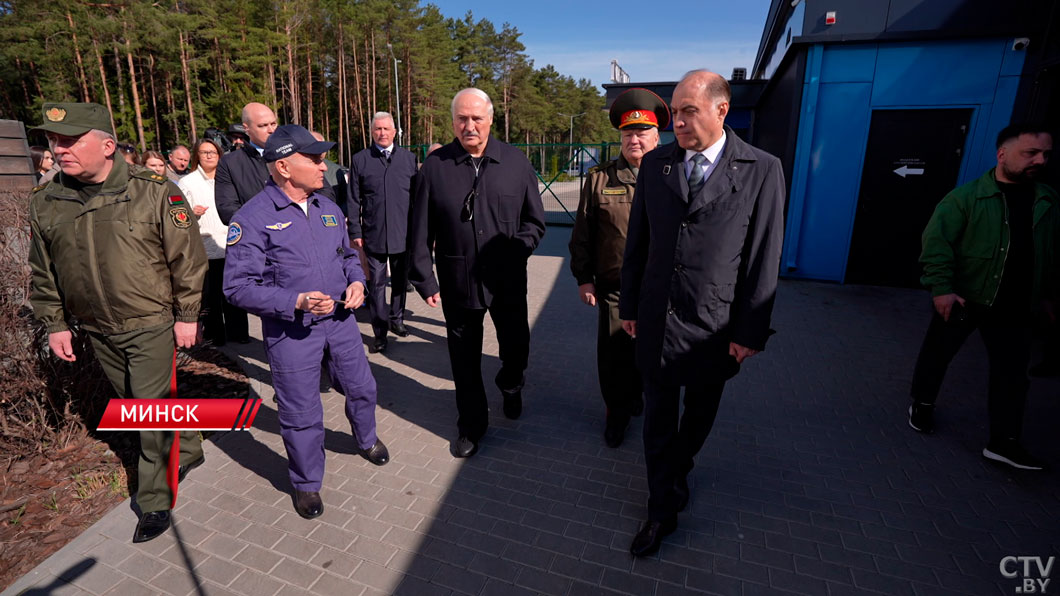 Лукашенко провели экскурсию по космическому павильону авиационного музея-2