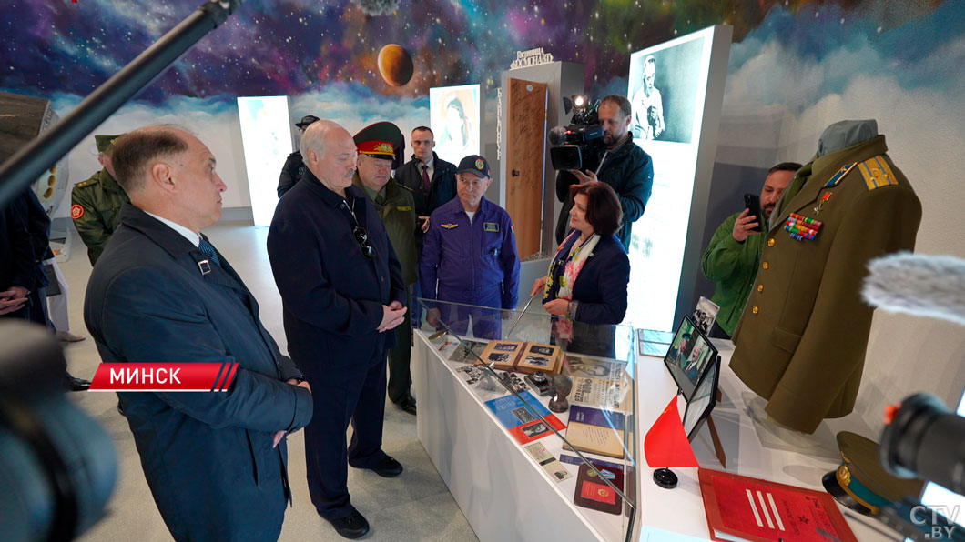 Лукашенко провели экскурсию по космическому павильону авиационного музея-8