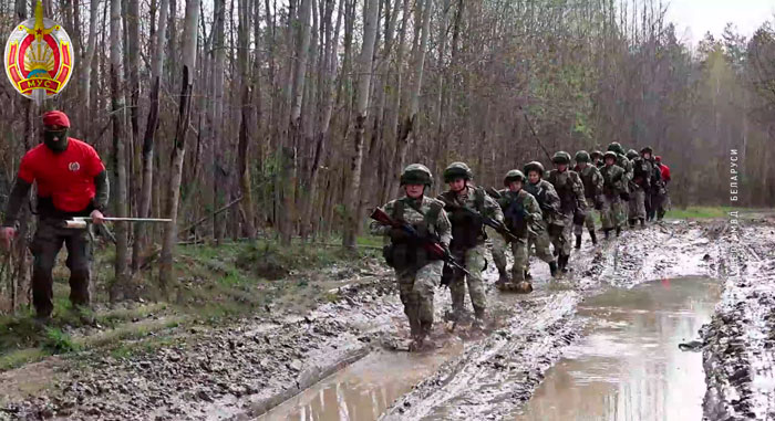Девушки-военнослужащие внутренних войск преодолели экстремальный марш-бросок Девушки-военнослужащие внутренних войск преодолели экстремальный марш-бросок