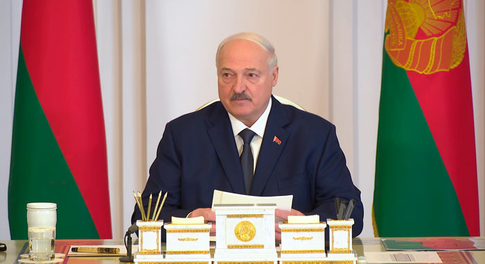 Лукашенко – правительству: настораживает поток обращений за льготами и «коврижками»