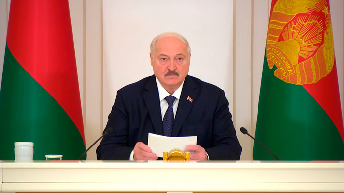 Лукашенко: без оснащения войск современным вооружением решать задачи обороны невозможно