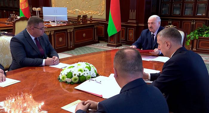 «Легкой жизни я вам там не обещаю» – Лукашенко согласовал назначение руководителей Петриковского и Ошмянского районов