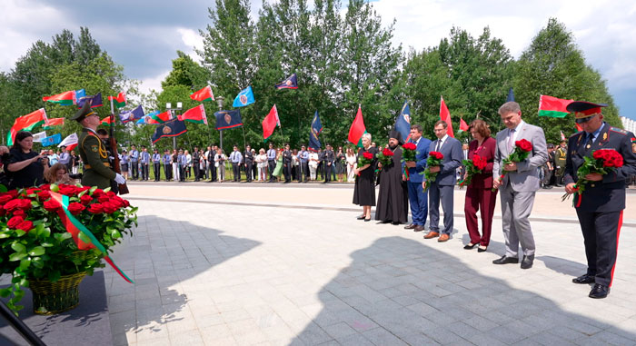 Митинг-реквием прошел у монумента «Врата памяти» в Тростенце