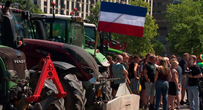 В Нидерландах фермеры устроили акцию протеста против сельхозполитики властей В Нидерландах фермеры устроили акцию протеста против сельхозполитики властей