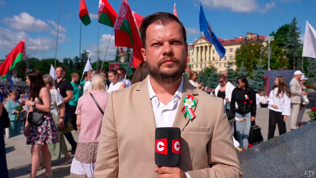 Символ вечной благодарности! Белорусы возлагают цветы к обелиску Победы в Минске-2