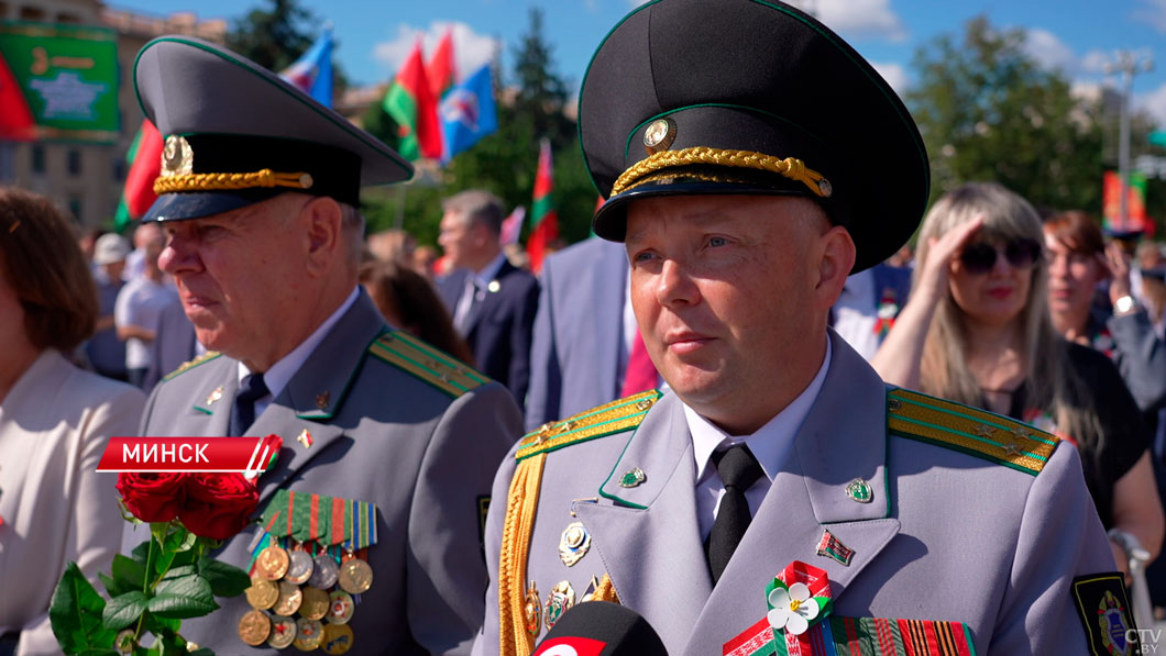 Символ вечной благодарности! Белорусы возлагают цветы к обелиску Победы в Минске-8