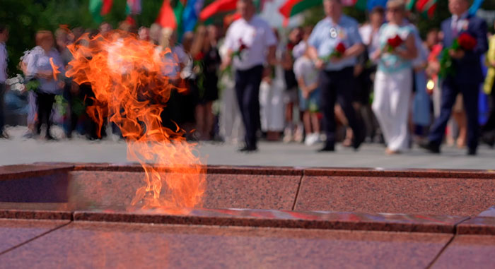 Символ вечной благодарности! Белорусы возлагают цветы к обелиску Победы в Минске