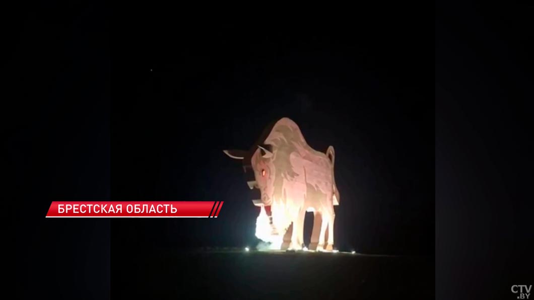 Скульптура зубра-великана на трассе М1 теперь может рычать-2