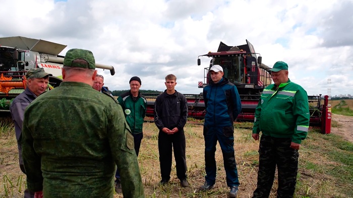 Армейский порядок на полях: военные комиссары поддерживают ход жатвы в регионах