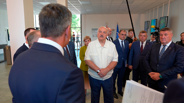 «Без лампочки страна жить не может!» Лукашенко проинспектировал Брестский электроламповый завод