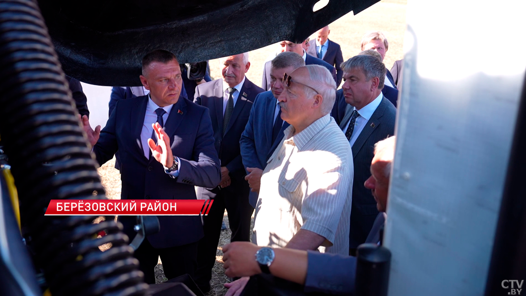 Лукашенко в Березовском районе продемонстрировали отечественный пресс-подборщик -4 Лукашенко в Березовском районе продемонстрировали отечественный пресс-подборщик -4