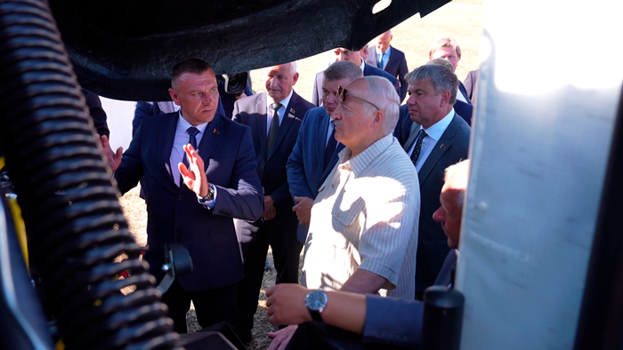 Лукашенко в Березовском районе продемонстрировали отечественный пресс-подборщик 