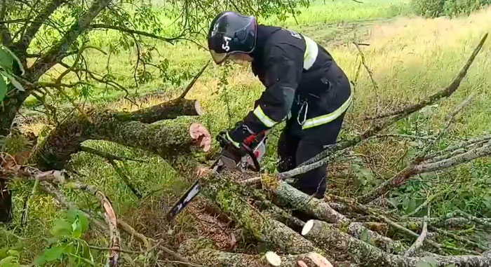 Снесенные крыши и оборванные провода: в регионах Беларуси ликвидируют последствия удара стихии Снесенные крыши и оборванные провода: в регионах Беларуси ликвидируют последствия удара стихии